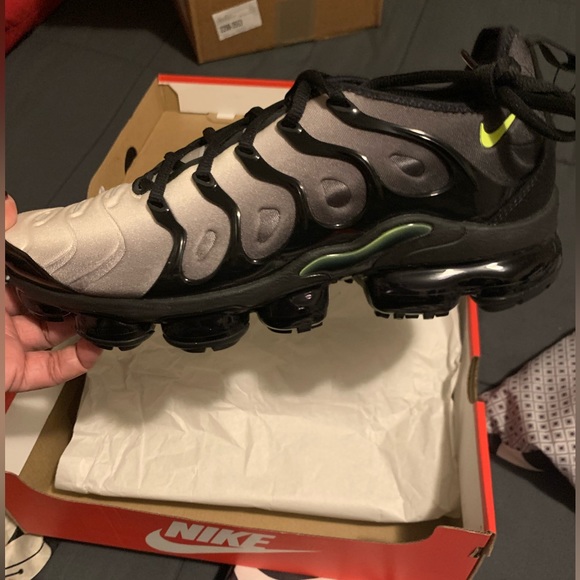 Nike Air VaporMax Plus Neon ‘95 - Picture 2 of 6